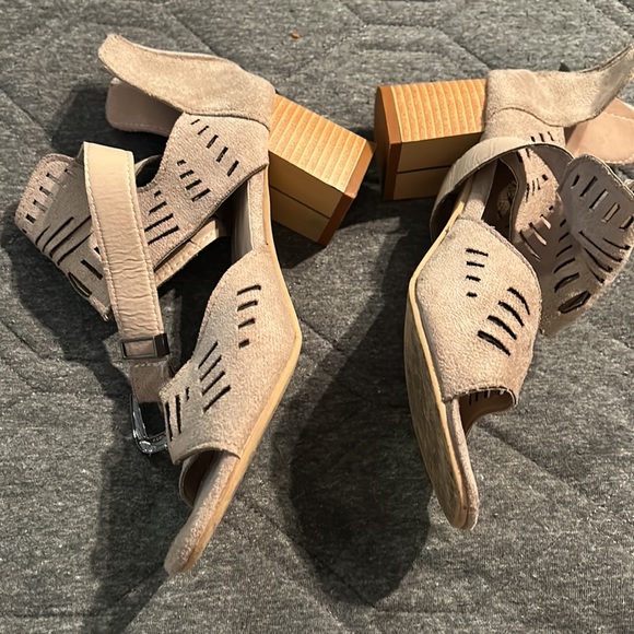 Cute sandals size 8 - Picture 3 of 3